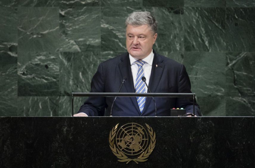 Порошенко назвав кількість російських військ і зброї в Криму