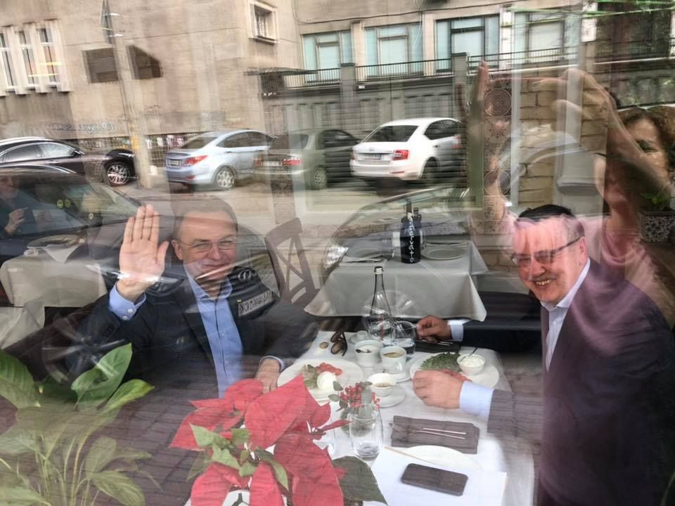 Гриценко та Садовий провели переговори у київському ресторані (фото, відео)