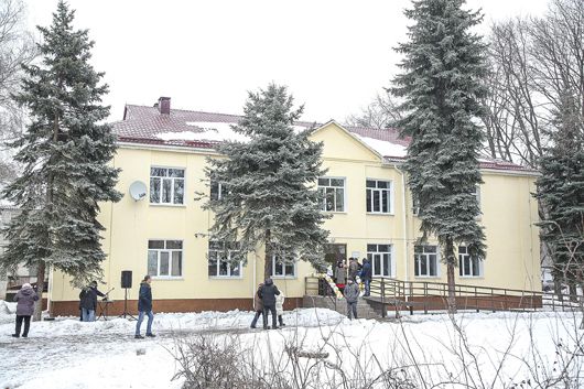 Переселенці з Донбасу отримали квартири у відремонтованому будинку на Харківщині
