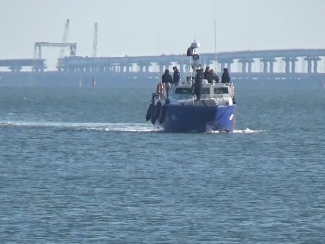Росія направила в Азов бойові катери: стерегти Керченський міст