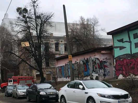 Вандали-забудовники вперто палять пам’ятку архітектури в історичному центрі Києва