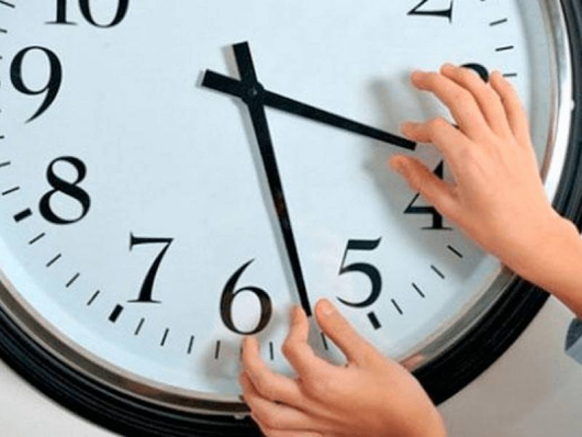Відкладений час: переведення годинників у ЄС скасують не раніше 2021 року