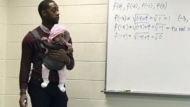 Професор всю лекцію тримав дитину на руках і став улюбленцем соцмереж