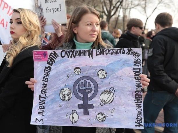 У Києві ледь не побилися учасники Маршів за і проти фемінізму: троє затримані (фото, відео)