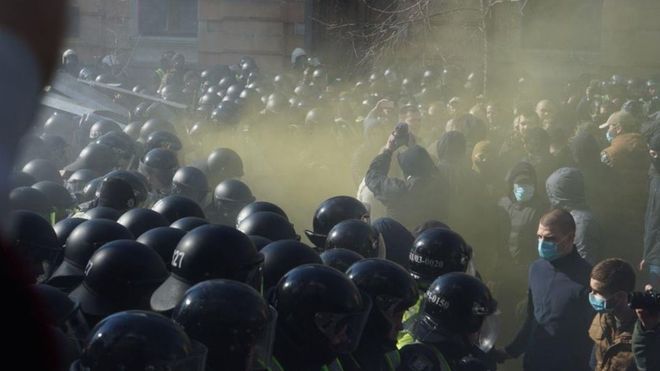 На акції націоналістів у Києві сталися сутички під АП.  Постраждало троє правоохоронців