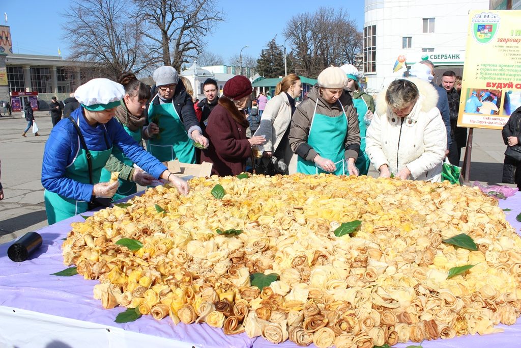 У Смілі на Масницю встановили кулінарний рекорд України: напекли 3333 млинці