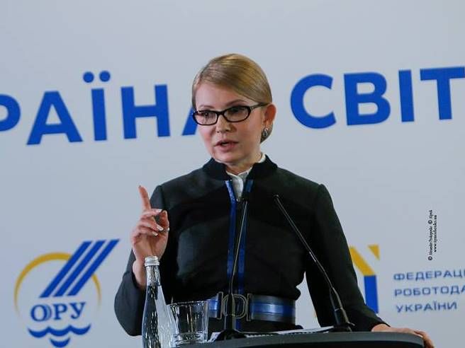 Тимошенко з погрозами вимагає від Порошенка знятися з виборів