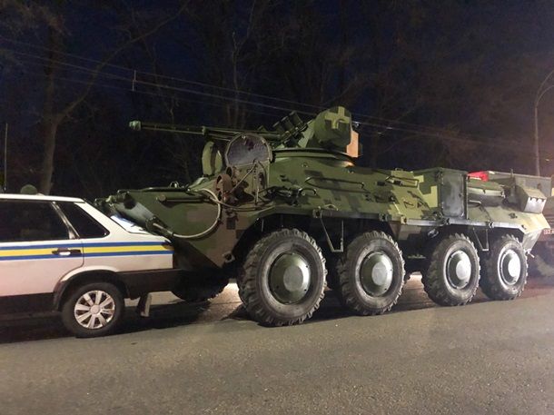 У Києві БТР влетів у машину військової інспекції (відео)