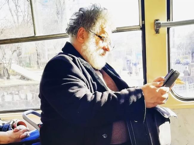 Двійника Ігоря Коломойського помітили в тролейбусі в Києві (фото)