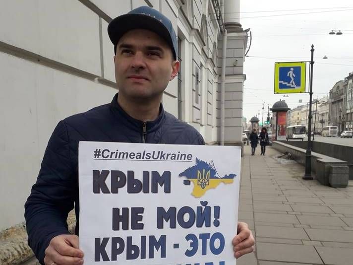 «Крим не мій!»: у Москві й Пітері пройшли пікети проти окупації (фото)