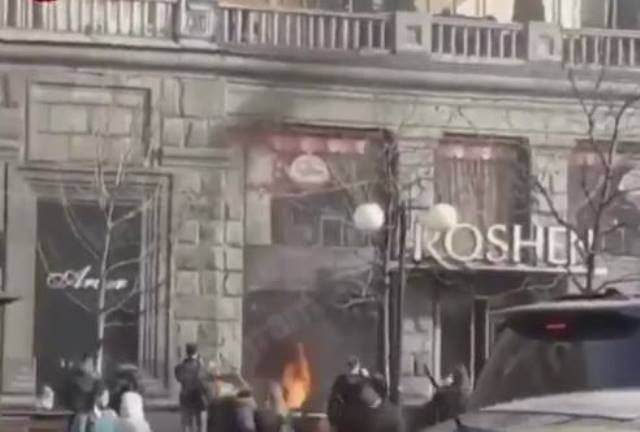 У Києві на Хрещатику горів другий за добу магазин Roshen (відео)