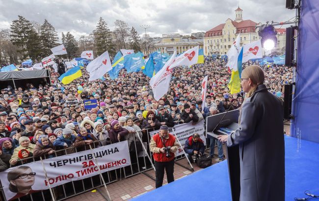 У Чернігові на мітингу Юлії Тимошенко знесло стенд та вдарило чоловіка (фото)