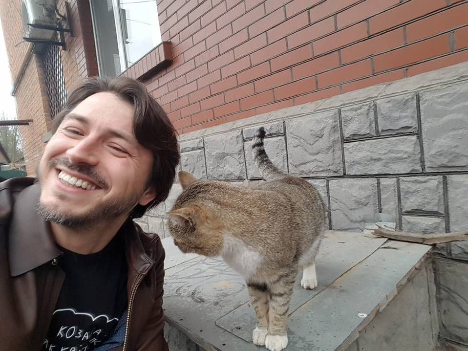 Сергій Притула посміявся не лише з туалету в Ірпені, а й з драбини, що веде до другого поверху місцевого будинку культури