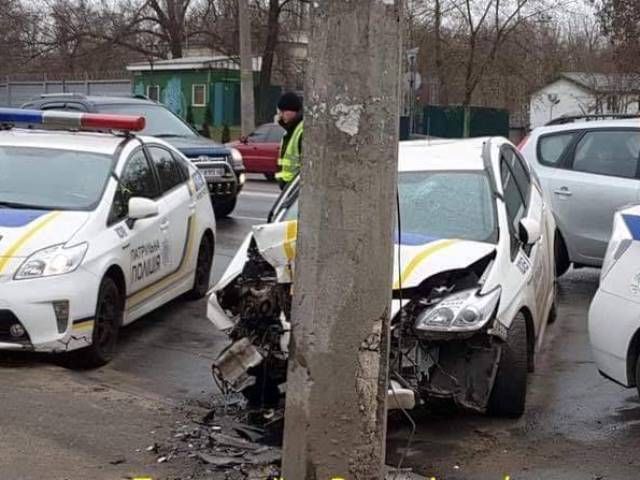 У Києві Toyota поліції влетіла в стовп: двоє патрульних у лікарні (фото)