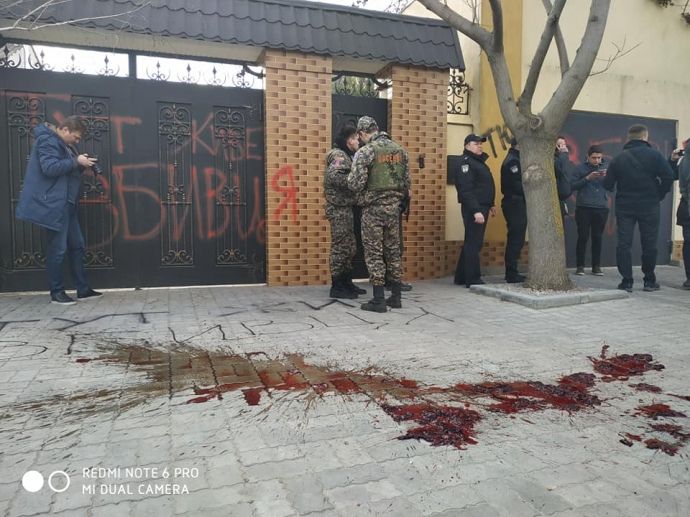 Вбивство Каті Гандзюк: будинок зама губернатора в Херсоні закидали петардами (відео)