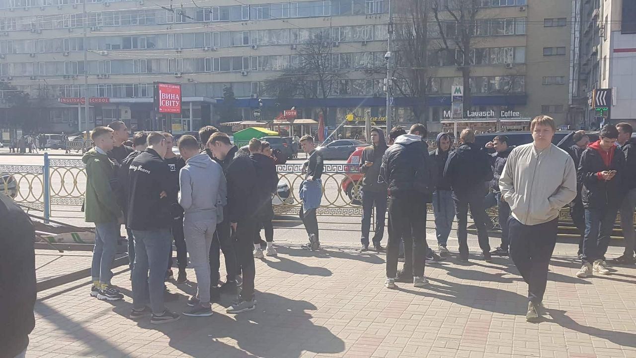 В Києві біля ЦВК зібрались близько півсотні невідомих