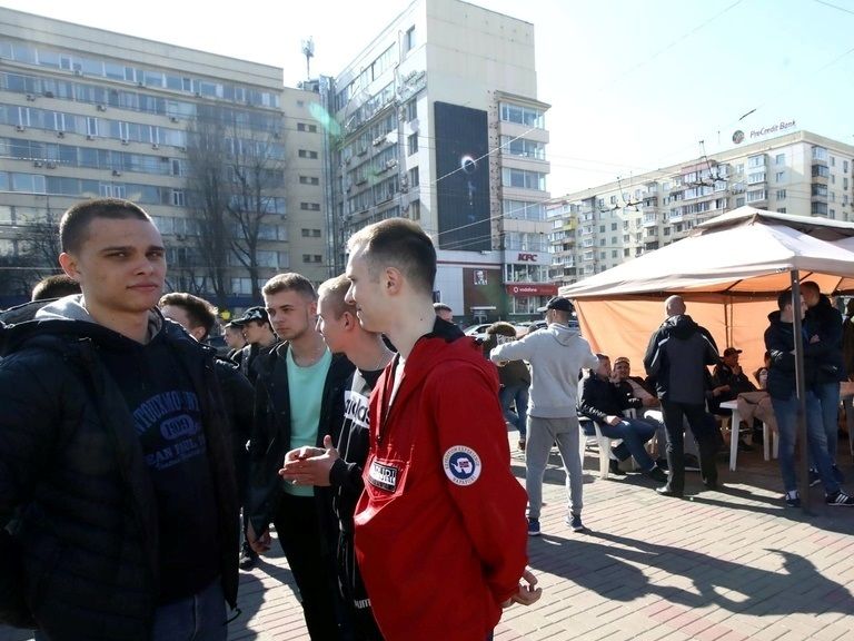 «Батьківщина» влаштувала собі приймальні в наметах під ЦВК (фото)