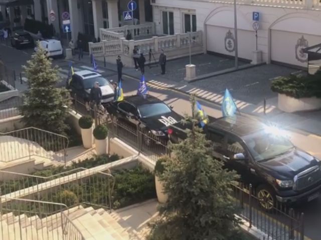 Під офісом Зеленського вимагають від нього здати аналізи VADA