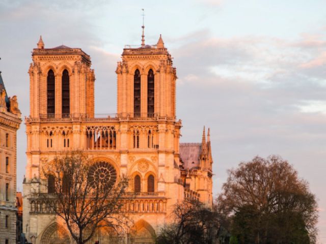 Париж молиться за Собор Паризької Богоматері: пожежу зупинено (фото)