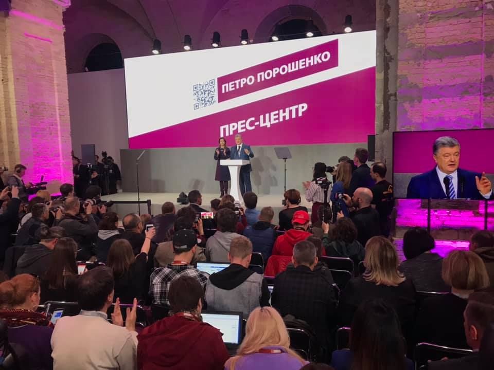 Порошенко заявив, що Конституційний суд збирається скасувати ключову умову безвізу
