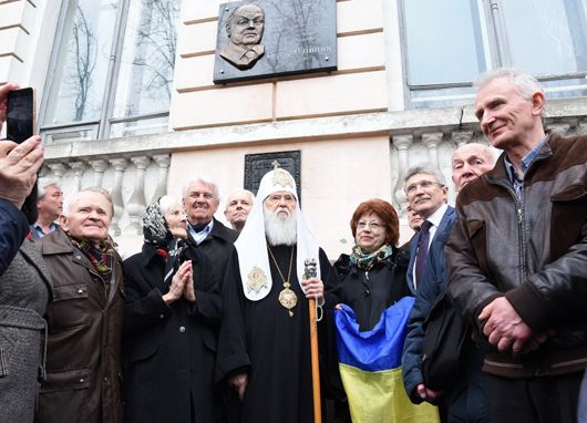 Слідами Поета: у Києві відкрили пам’ятну дошку Борису Олійнику