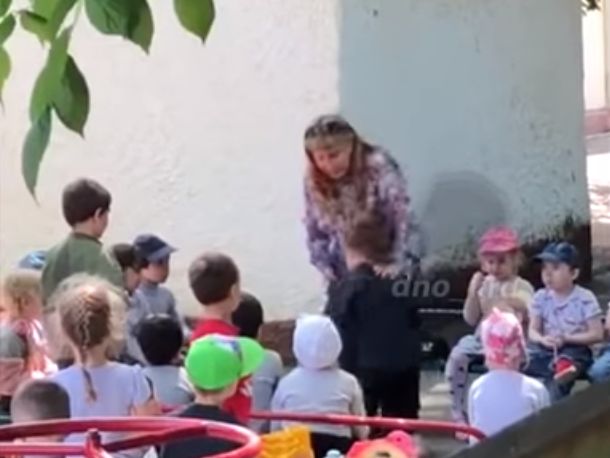 У Краснодарі завідуюча дитсадка примусила хлопчика цілувати землю за «нелюбов» до Росії