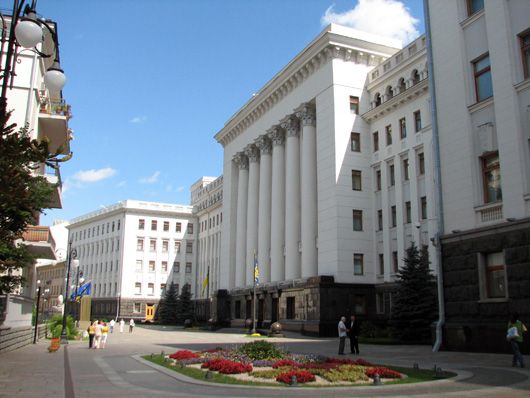 Володимир Зеленський не хоче працювати в адміністрації на Банковiй і шукає приміщення за Києвом