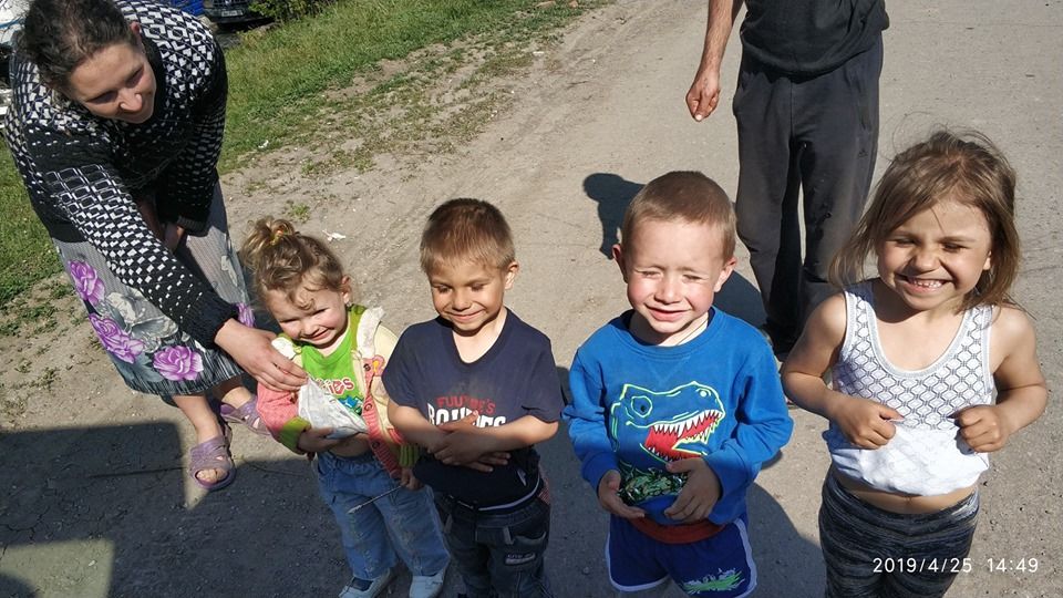 Маленькі діти із «сірої зони» кричали волонтерам: «Слава Україні!»