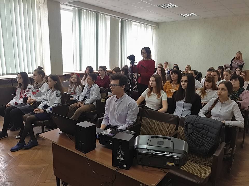 В елітній гімназії Черкас дітей вчать співати «Катюшу» і показують Путіна