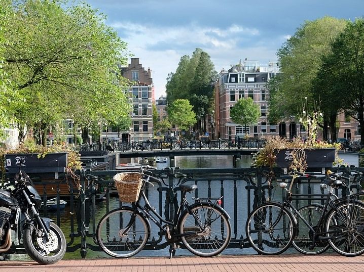Амстердам з 2030 року заборонить дизельні і бензинові автомобілі