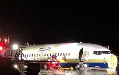 У США Boeing зі 143 людьми на борту впав у річку