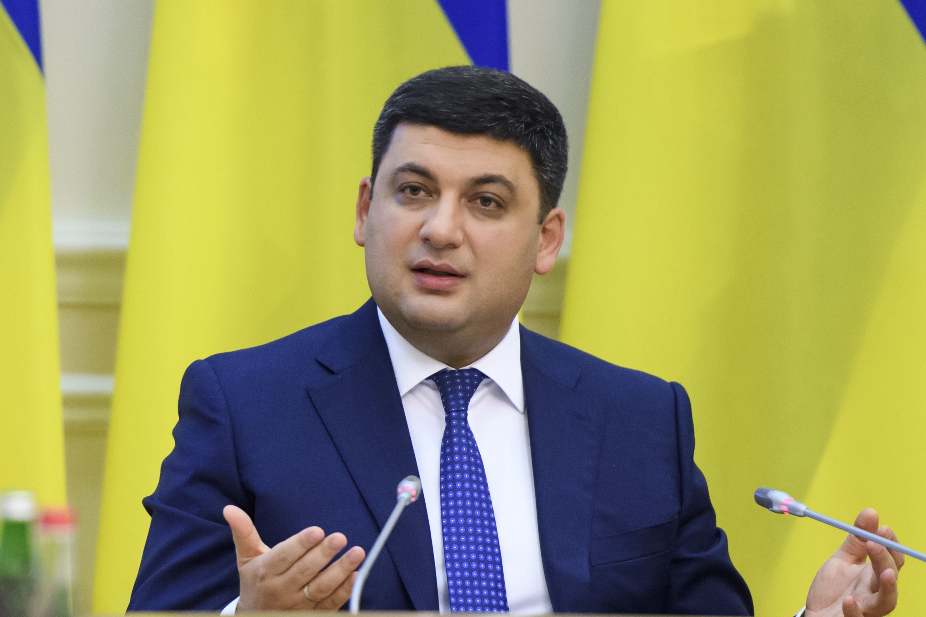 Гройсман: російські паспорти жителів ОРДЛО будуть незаконними