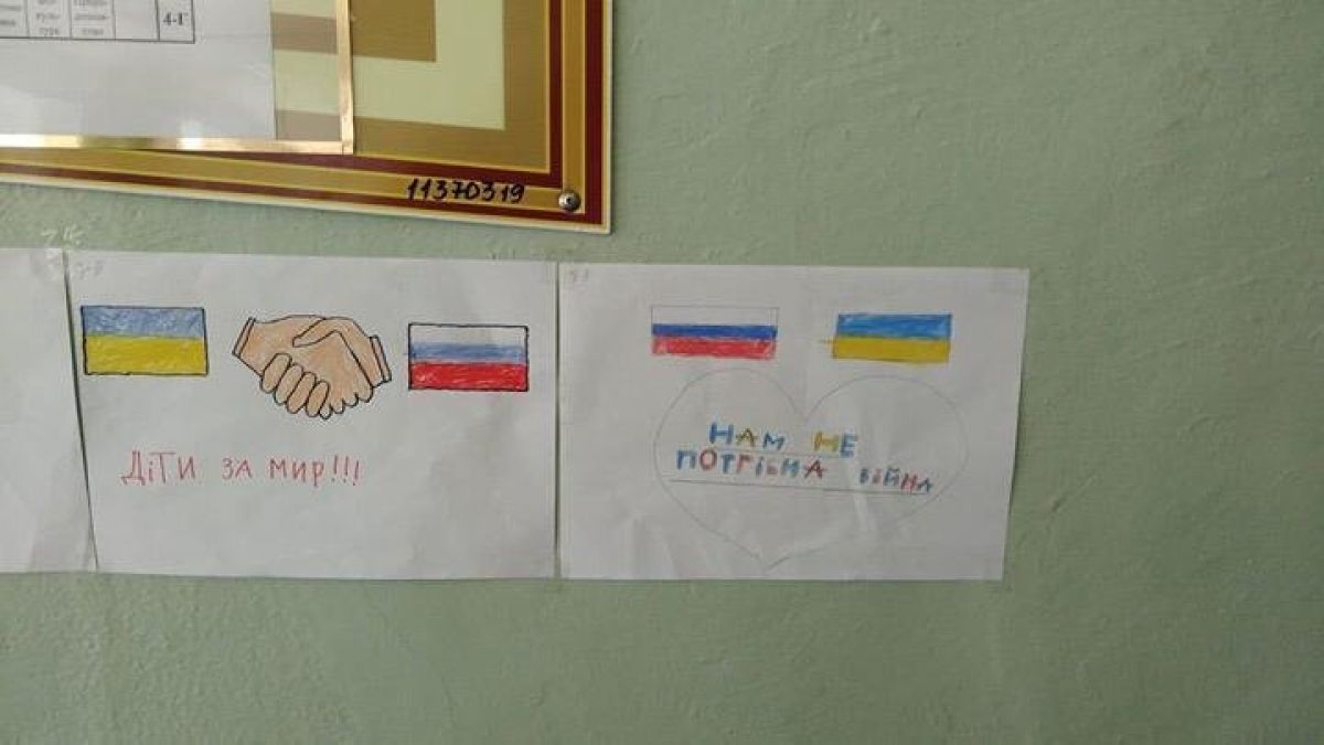У столичній школі на виставці малюнків закликали до миру з Росією