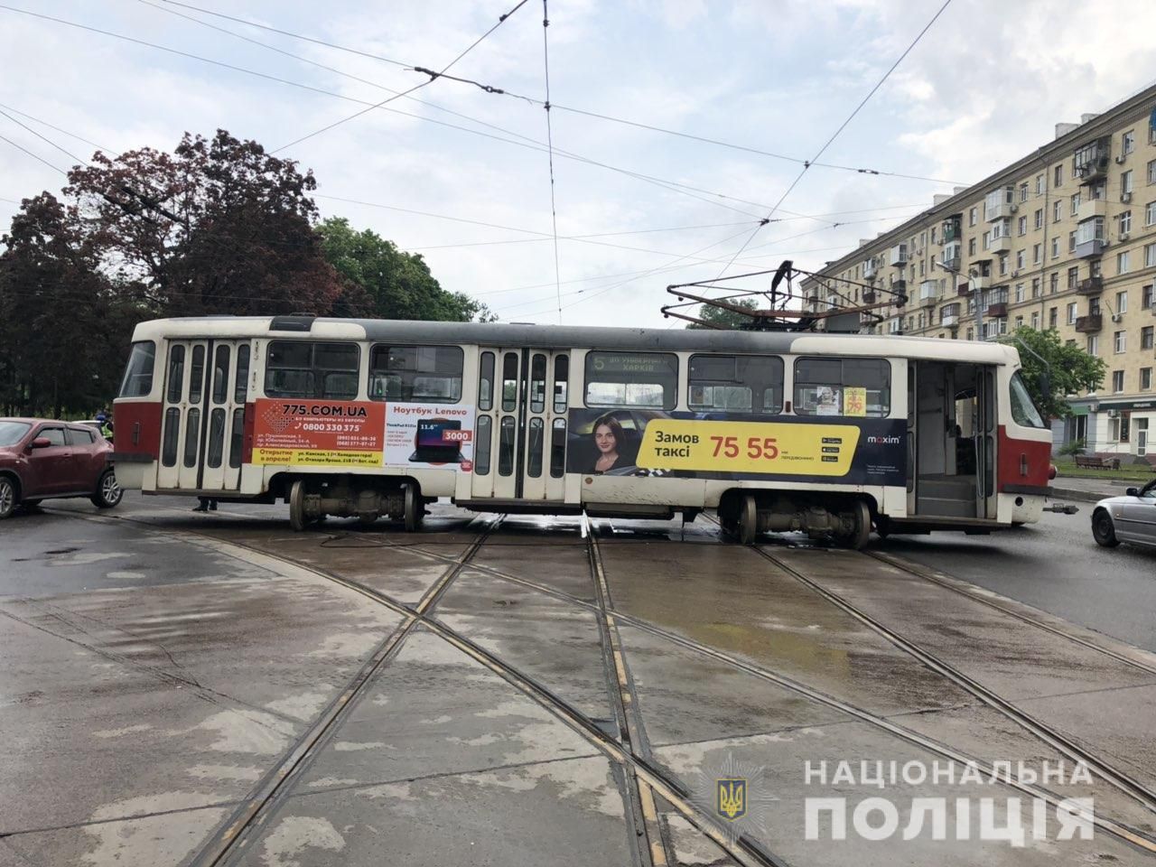 У Харкові трамвай врізався в автівку: жінка з 4-річною дівчинкою в лікарні