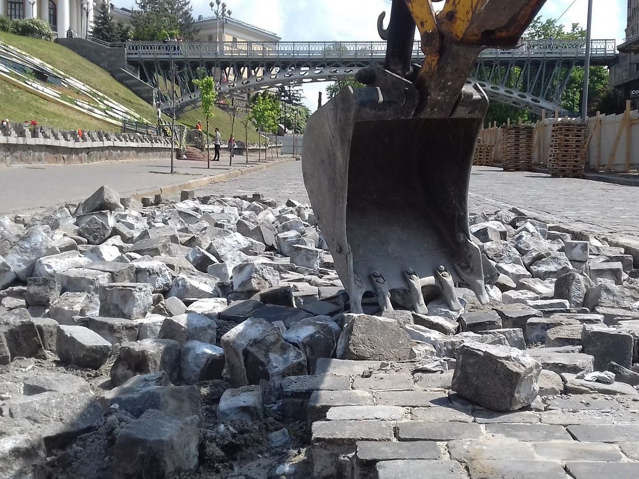 Бруківку на Інститутській знімати дозволила заступниця Юрія Луценка