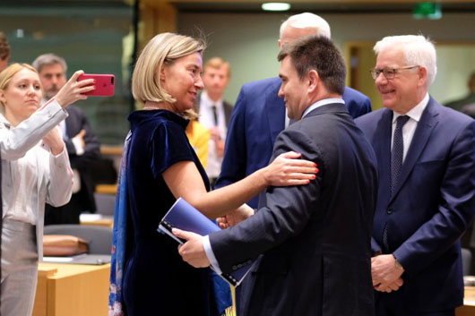 Міністри закордонних справ країн ЄС обговорили, як реагувати на видачу РФ паспортів жителям ОРДЛО
