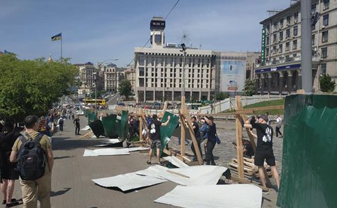 У Києві знесли паркан на Інститутській: «заважав розслідуванню убивств Небесної сотні»