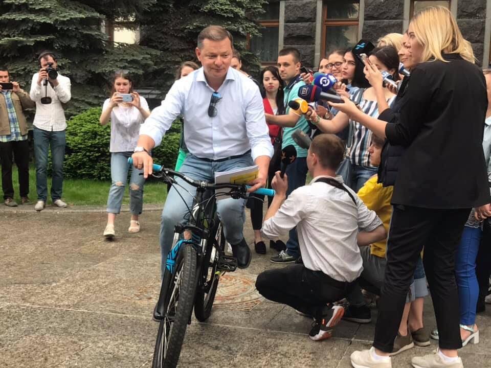 Ляшко приїхав на велосипеді до Зеленського і кинув його без охорони (фото, відео)