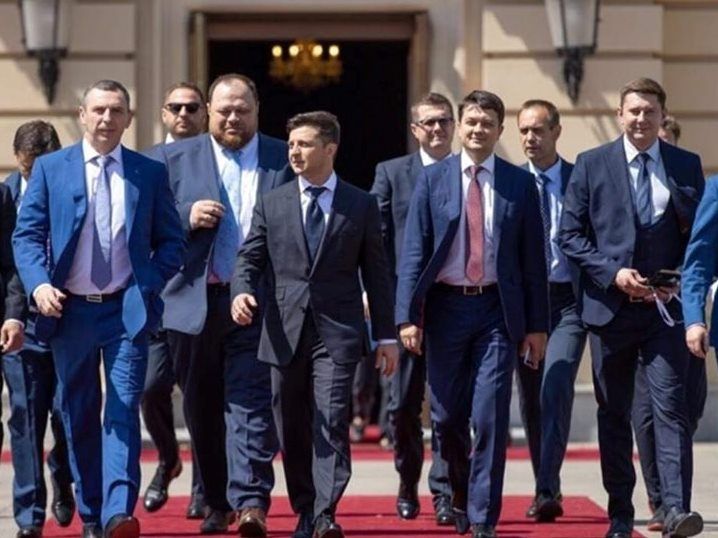 Оці чоловіки в темно-синіх костюмах безсовісно хакнули країну