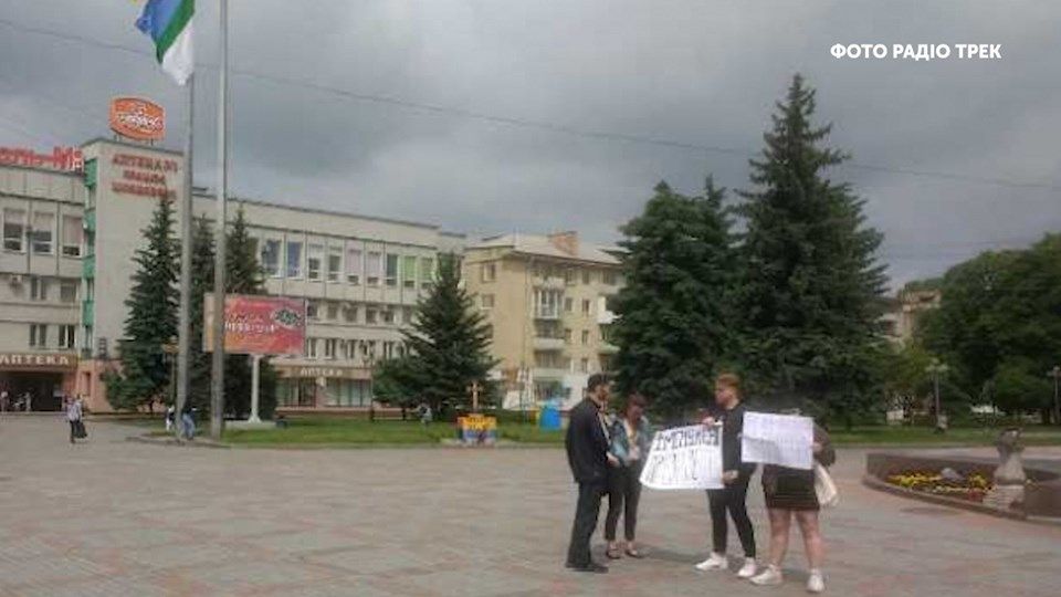 У Рівному двох мітингувальників з плакатами за імпічмент Зеленського забрали в поліцію