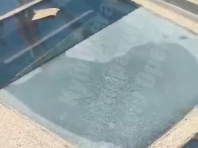 На пішохідному мосту в Києві тріснуло ще одне скло (відео)
