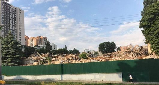 «Радар» забудовникам не перешкода: будівлі оборонного заводу в центрі Києва майже зруйновані