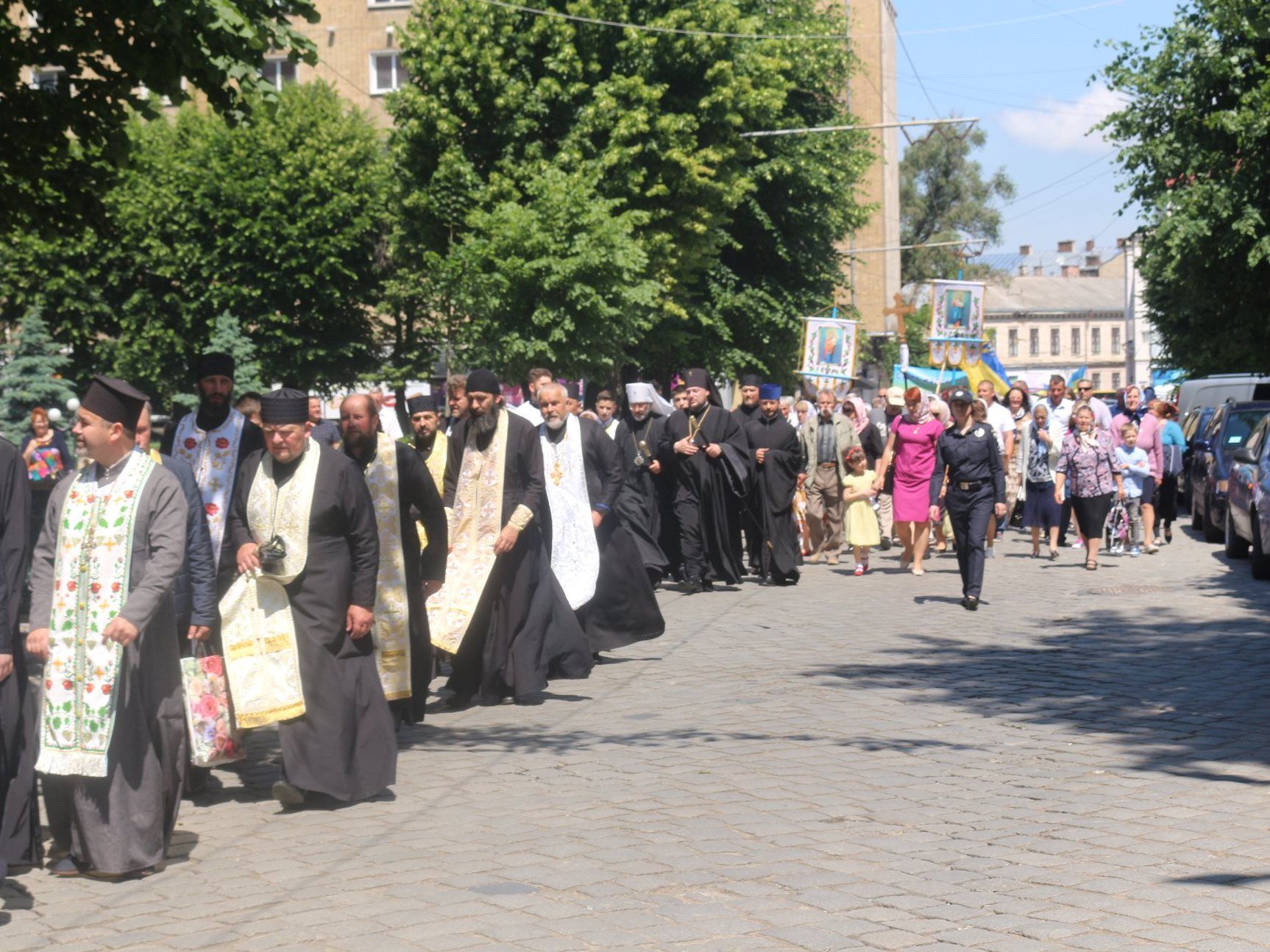 Чернівцями пройшла хресна хода на підтримку ПЦУ (фото)