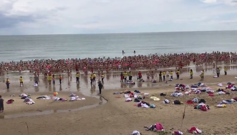 В Ірландії майже 2 тисячі голих жінок увійшли в море заради боротьби з раком