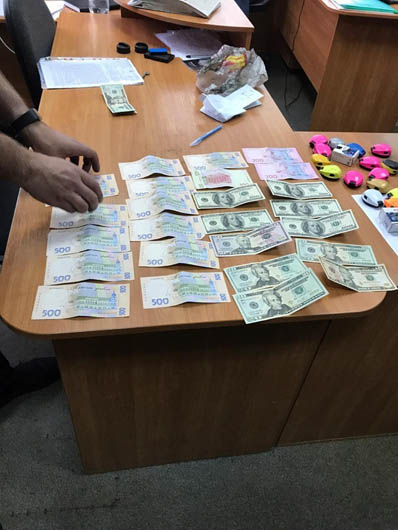 Черкаські митники поклали у кишені 200 тисяч доларів і «нагріли» бюджет на майже 2,5 мільйони гривень