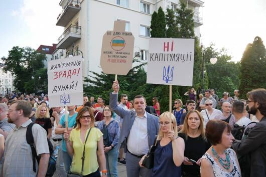 «Яка шаурма, коли триває війна?»: під АП близько двох тисяч активістів вимагали від Зеленського не допустити капітуляції