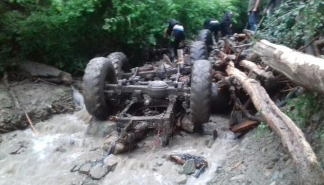 На Закарпатті лісовоз впав в річку: п’ятеро людей загинули