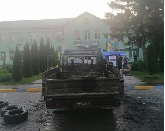 В Гостомелі під радаю спалили автівку протестувальників
