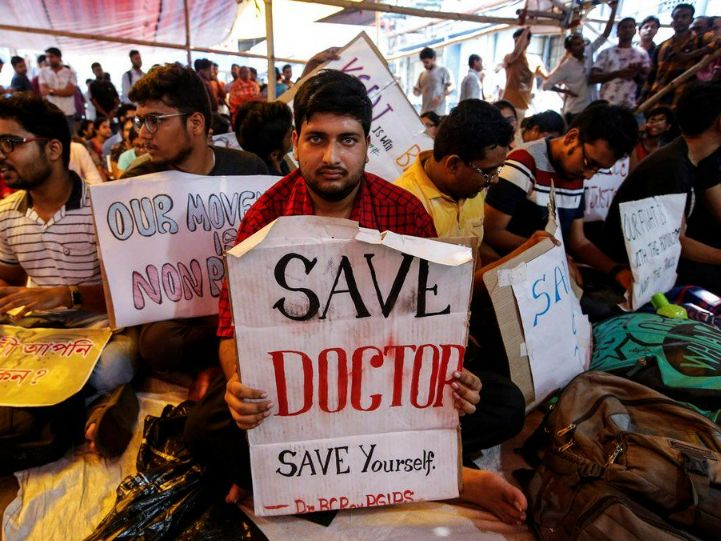 Десятки тисяч лікарів Індії страйкують через напади пацієнтів (відео)