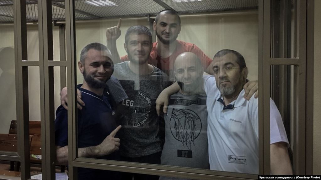 Російський суд оголосив вироки п’яти кримським татарам: від 12 до 17 років за ґратами